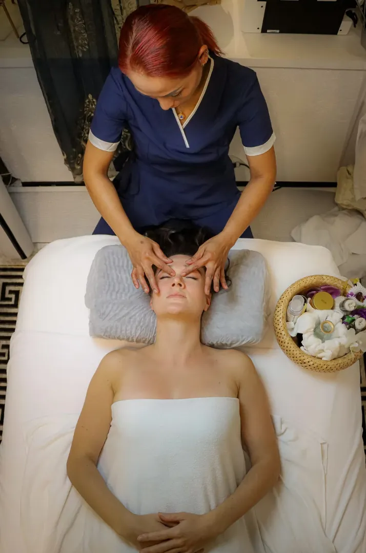 Sanfte Gesichts- und Stirnmassage von oben
